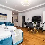 Axxis Beachfront Sea View شقة فندقية