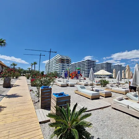 Axxis Beachfront Sea View 3* مامايا